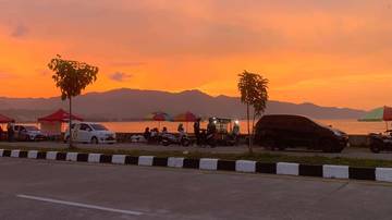 Jalan Arteri Mamuju Jadi Pilihan Spot Menikmati Sunset  