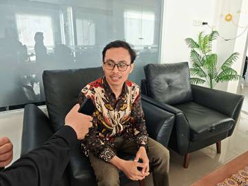 Guru Ajak Siswa Dengarkan Radio Saat Tunggu Buka