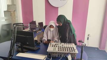 Siswa Whildan Coba Jadi Penyiar di Studio RRI