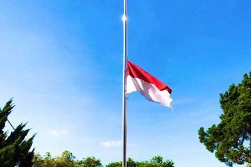 Gubernur Sulbar Keluarkan Edaran Pengibaran  Bendera Setengah Tiang