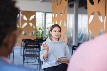 Rahasia Introvert Bisa Bicara di Depan Umum