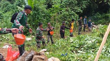 TNI Bersama Warga Gotong Royong Perbaiki Jembatan Di Adolang
