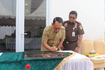 Sekda Sulbar Resmikan Gedung  Ikatan Adhyaksa Dharmakarini Sulbar