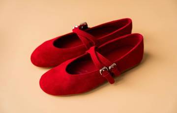 Tren 2026: Warna Cherry Red untuk Flatshoes