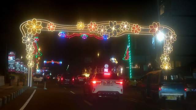 Lampu Lampion Hiasi Boulevard Manado Menarik Wisatawan