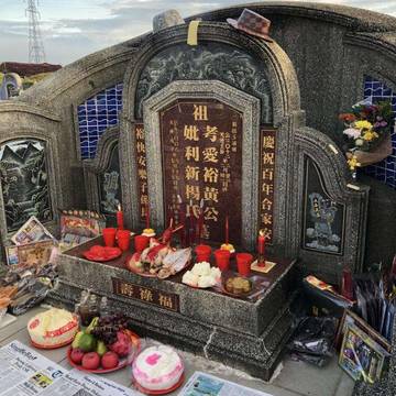 Tradisi Masyarakat Membawa Makanan di Kuburan: Menjaga Warisan Leluhur