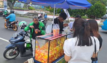 Pedagang Asinan Buah Segar Mengais Rejeki Di Musim Panas