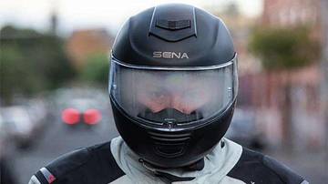 Cara Cegah Kaca Helm Berembun Saat Hujan