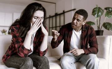  Waspadai Love Bombing: Ciri-ciri dan Penyebabnya dalam Hubungan