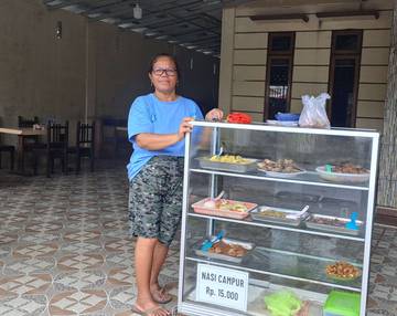Semangat Bu Ella Penjual Makanan Masak Khas Manado