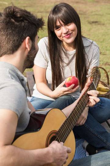 Pesona Gitar Memikat Hati Wanita: Antara Romantisme dan Karisma Musikal