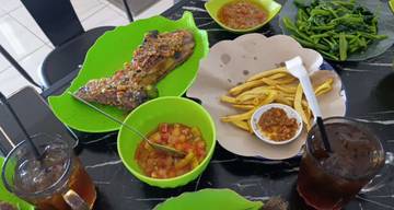 Lezatnya Rahang Tuna dan Nasi Goreng Kinawa Om Iker