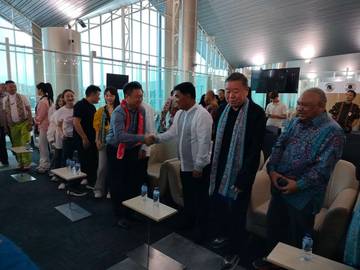 Gubernur Selvanus Sambut 137 Turis Asal Nanjing China