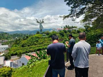 Wisatawan Nanjing Tiongkok Kunjungi Monumen Yesus Memberkati