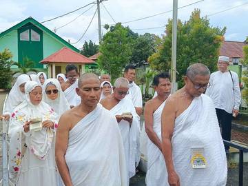 Jelang Keberangkatan, Jemaah Haji Bolmut Dibekali Praktik Manasik