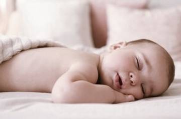 Ini Alasan Mengapa Bayi Sebaiknya Tidur Tanpa Bantal 