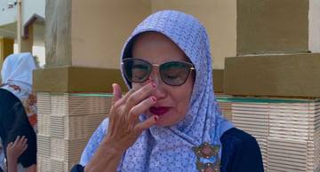 Doa dan Haru Endang Triyani Melepas Kakak Berhaji