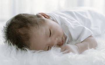 Tips Aman Membuat Bayi Tidur Nyenyak Tanpa Bantal