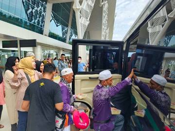 Idrus Sante Sambut Langsung Jemaah Haji Bolmut