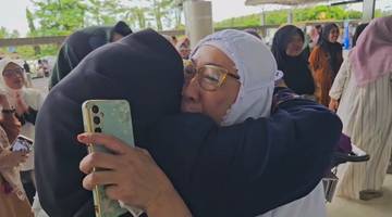 Tangis Haru Sambut Kedatangan Jemaah Haji Manado