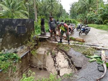 Koramil Kabaruan Bantu Warga Benahi Jalan Amblas 