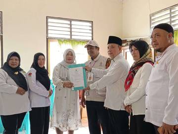 Kemenag Minahasa Serahkan Setfikat Halal Kepada Pelaku Usaha