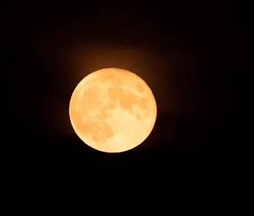 Supermoon Terbesar Tahun Ini Hiasi Langit Malam Ini