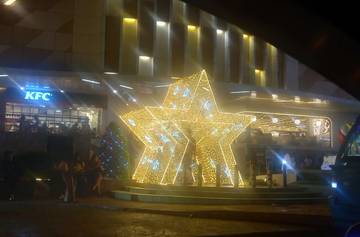 Ornamen Natal Hiasi Area Depan Mega Mall Manado