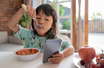Makan Sambil Melihat Handphone Bisa Menyebabkan Kegemukan