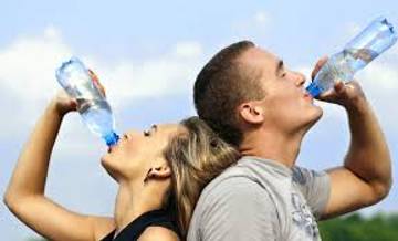 Suka Minum Sambil Berdiri? Ketahui Efek Sampingnya
