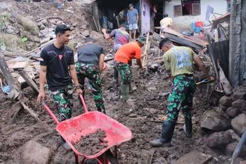 Personel Lanud Bantu Warga Siau Bersihkan Material Banjir