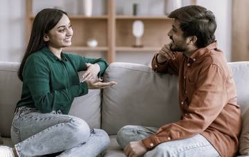 Tips Menjadi Pendengar yang Baik Agar Hubungan Awet