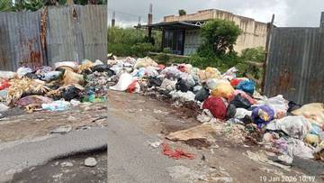 Tumpukan Sampah Sempitkan Akses Jalan Pasar Langowan