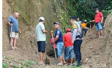 Sinergi Polri dan Warga Bersihkan Material Longsor 