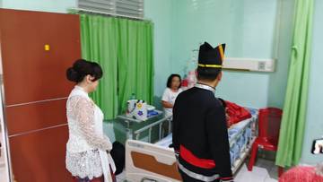 Usai Upacara, Caroll–Sendy Kunjungi Korban Dugaan Keracunan Makanan