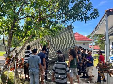 Masyarakat Talaud Bantu Perbaikan Kerusakan Lanal Melonguane