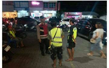 Polsek Airmadidi Sambangi Juru Parkir di Pusat Perbelanjaan