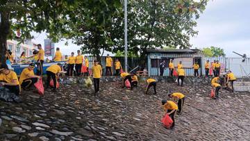 Polda Sulut  Lakukan Aksi Bersih di Kawasan Boulevard