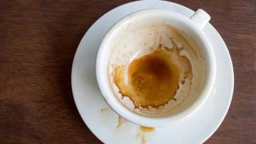 Tips Ampuh Menghilangkan Noda Kopi pada Gelas