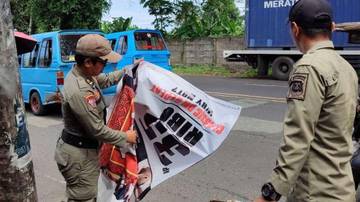 Satpol PP Manado Tertibkan Reklame Tak Berizin