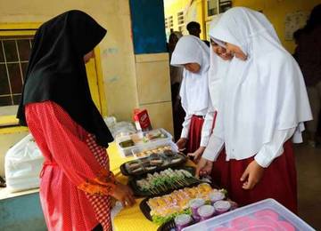 Tips Memilih Jajanan Sehat Untuk Anak