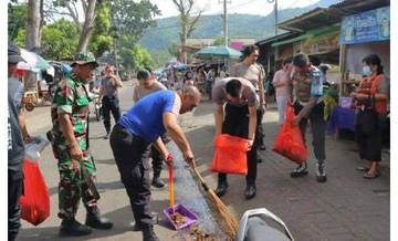 Aparat Gabungan Minut Gelar Aksi Bersih-Bersih