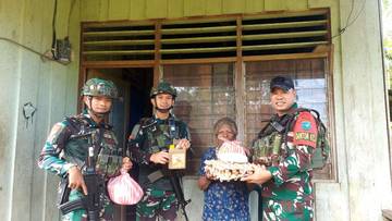 Satgas Yonif 642/Kps Berbagi Sembako Kepada Masyarakat Di Tahota