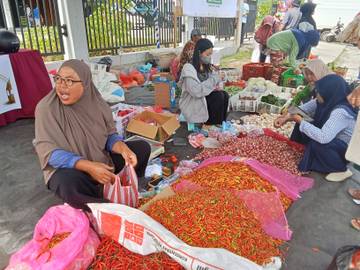 Jelang Lebaran Warga Manokwari Antusias Berbelanja di Pasar Murah 