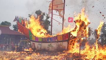 Festival Bakar Tongkang yang Menakjubkan untuk disaksikan