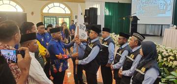 Gubernur Pabar Lepas Jamaah Calon Haji Kloter 25