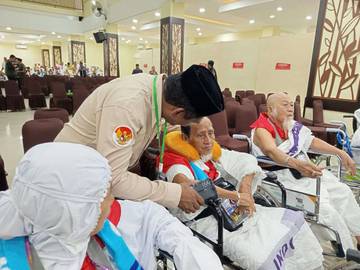 Kakanwil Kemenag Pabar Sapa Jemaah Calon Haji Lansia