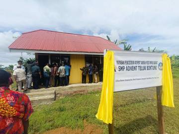 Bupati Menandai Berdirinya Sekolah SMP Advent Teluk Bintuni 