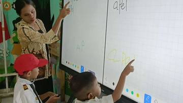 Smartboard Presiden Prabowo Dorong Interaksi Belajar Siswa Bintuni 