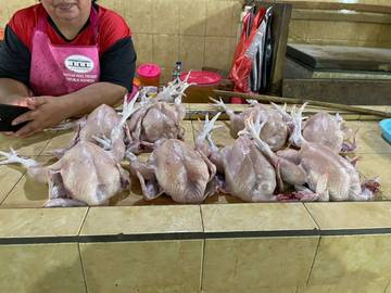 Stok Menipis, Harga Ayam di Pasar Wosi Meningkat